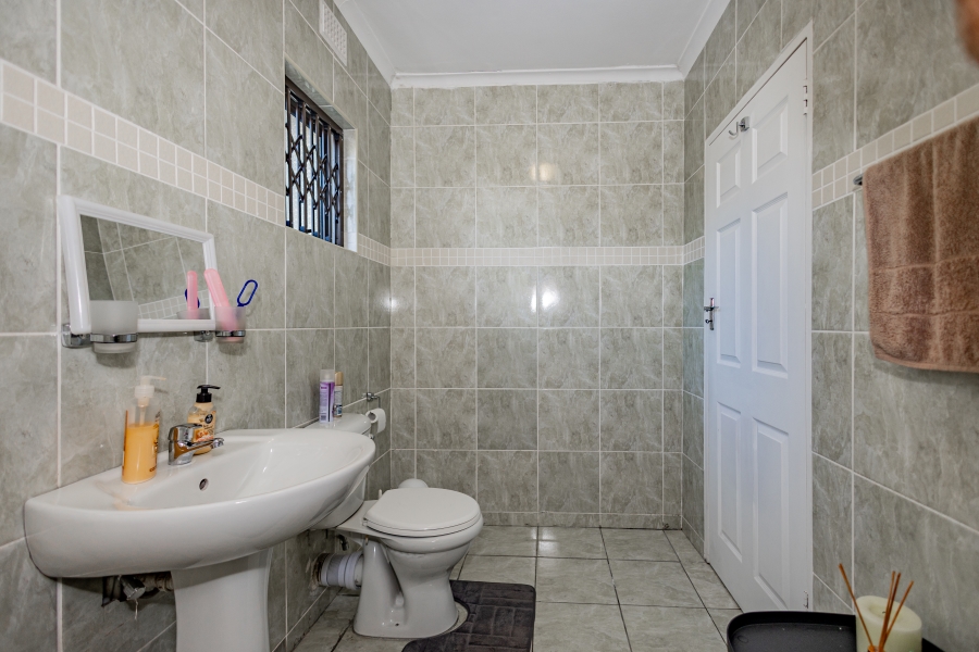 6 Bedroom Property for Sale in Sanddrift Western Cape